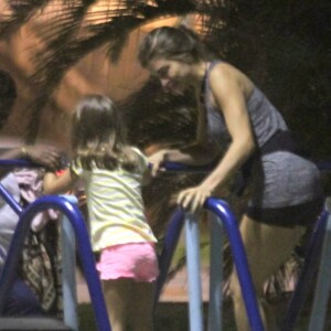 Grazi Massafera dedicou o fim de sábado à filha, com quem brincou em 'parquinho' próximo à praia de São Conrado, no Rio