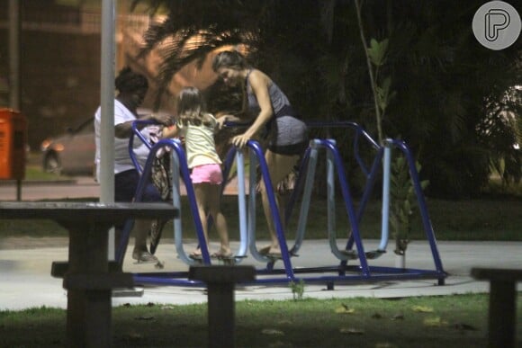 Grazi Massafera dedicou o fim de sábado à filha, com quem brincou em 'parquinho' próximo à praia de São Conrado, no Rio