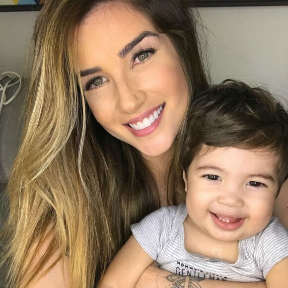 Aline Gotschalg dispensa a ajuda de babá para cuidar do filho, Lucca