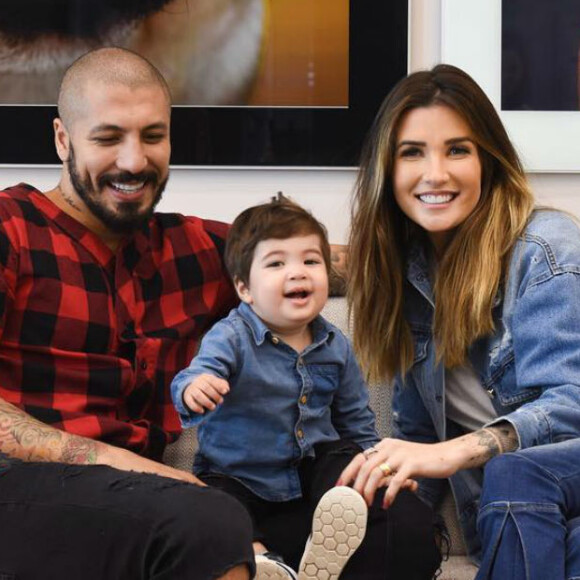 Aline Gotschalg saiu em defesa de Fernando Medeiros após o ex-companheiro receber acusações na web. 'Por favor, quem estiver atacando o Fe, para! Não houve traição! De todo meu coração!', escreveu