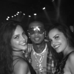 Emilly Araújo e a irmã, Mayla, posaram com o rapper Tyga no show