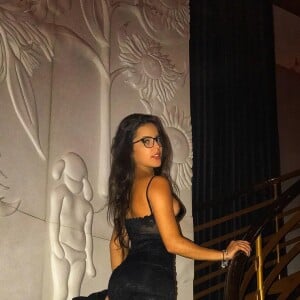 Emilly Araújo usou um look sexy na balada
