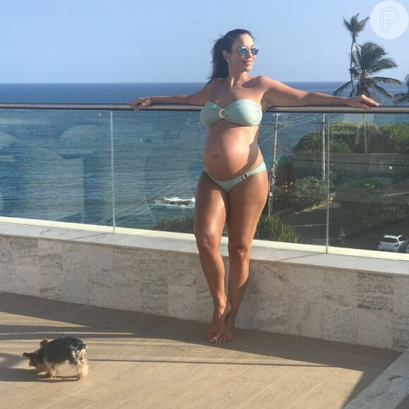 Ivete Sangalo exibe barriga da gestação de gêmeas em foto de biquíni, em 19 de novembro de 2017