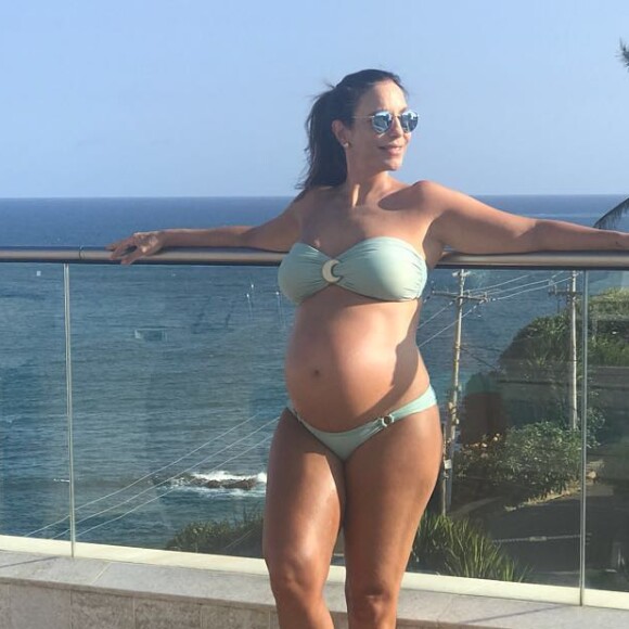 Ivete Sangalo exibe barriga da gestação de gêmeas em foto de biquíni, em 19 de novembro de 2017