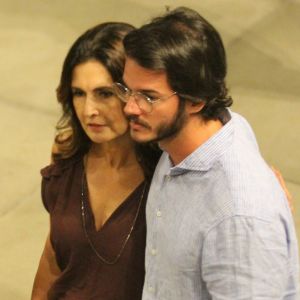 Fátima Bernardes curte praia em Porto de Galinhas ao lado do namorado, Túlio Gadêlha, em 19 de novembro de 2017