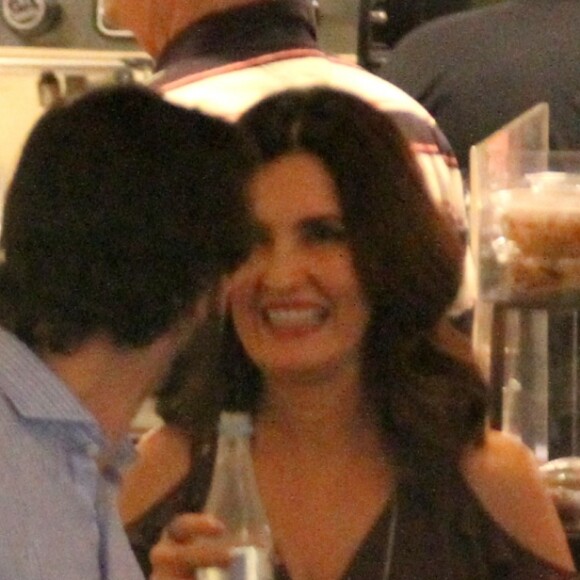 Fátima Bernardes e Túlio Gadêlha posaram sorridentes com fãs em Recife