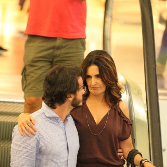 Fátima Bernardes posou ao lado de amigos de Túlio Gadêlha