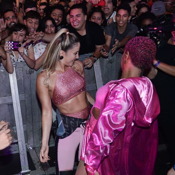 Claudia Leitte por pouco não perdeu a aliança ao dançar junto ao público em show