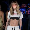 No evento sertanejo Festeja, Aline Gotschalg ousou ao deixar a lingerie à mostra no look
