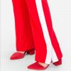 Já as calças vermelhas com faixa lateral são da marca Amaro e custam R$ 189,90