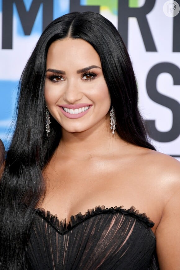 Demi Lovato investiu em joias Gismondi para a 45ª edição do American Music Awards 2017, realizado em Los Angeles, na Califórnia, em 19 de novembro de 2017