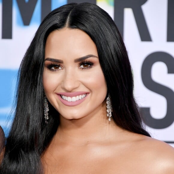 Demi Lovato investiu em joias Gismondi para a 45ª edição do American Music Awards 2017, realizado em Los Angeles, na Califórnia, em 19 de novembro de 2017