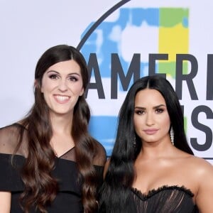 Demi Lovato chegou ao EMA 2017 ao lado de Danica Roem, primeira mulher transgênero a ocupar o cargo de legisladora de Estado na história dos Estados Unidos
