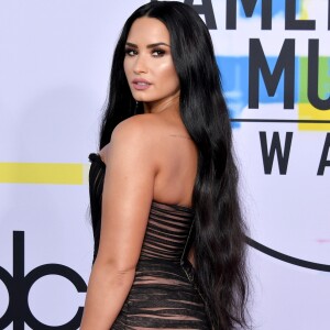 A peça de filó contava com fundo nude, simulando transparência sobre o corpo de Demi Lovato