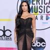 Demi Lovato usou um poderoso tomara que caia da grife russa Ester Abner na 45ª edição do American Music Awards 2017, realizado em Los Angeles, na Califórnia, em 19 de novembro de 2017