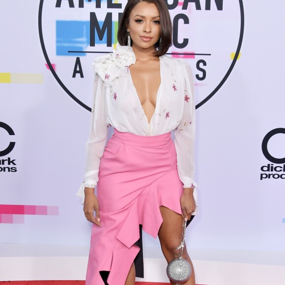 Kat Graham de Ronald van der Kemp, coleção primavera 2017, na 45ª edição do American Music Awards 2017, realizado em Los Angeles, na Califórnia, em 19 de novembro de 2017