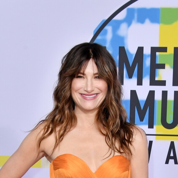 Kathryn Hahn de Greta Constantine, coleção primavera 2018, na 45ª edição do American Music Awards 2017, realizado em Los Angeles, na Califórnia, em 19 de novembro de 2017