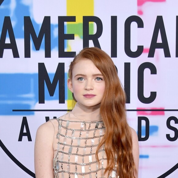 Sadie Sink de Prada na 45ª edição do American Music Awards 2017, realizado em Los Angeles, na Califórnia, em 19 de novembro de 2017