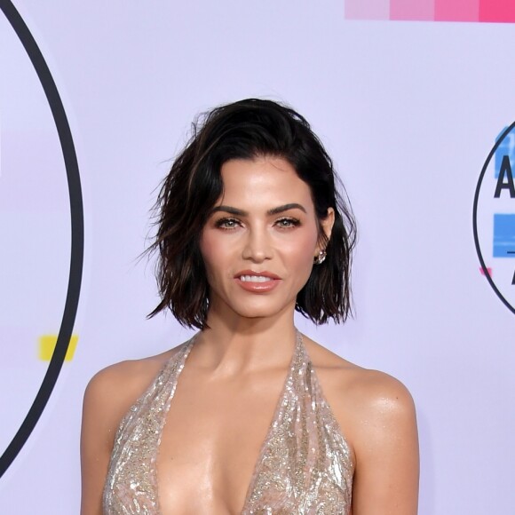 Jenna Dewan Tatum de Julien Macdonald na 45ª edição do American Music Awards 2017, realizado em Los Angeles, na Califórnia, em 19 de novembro de 2017
