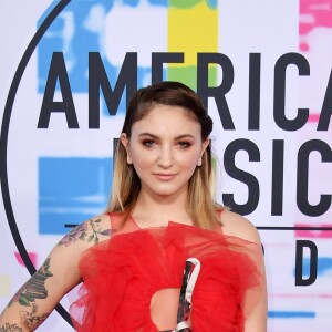 Julia Michaels de Phuong My, coleção primavera 2017, na 45ª edição do American Music Awards 2017, realizado em Los Angeles, na Califórnia, em 19 de novembro de 2017