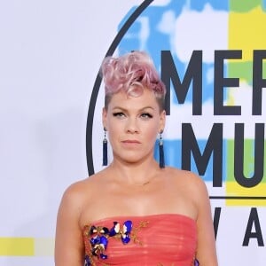 Pink de Monique Lhuillier, coleção outono 2016, na 45ª edição do American Music Awards 2017, realizado em Los Angeles, na Califórnia, em 19 de novembro de 2017