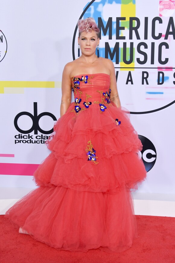 Pink de Monique Lhuillier, coleção outono 2016, na 45ª edição do American Music Awards 2017, realizado em Los Angeles, na Califórnia, em 19 de novembro de 2017