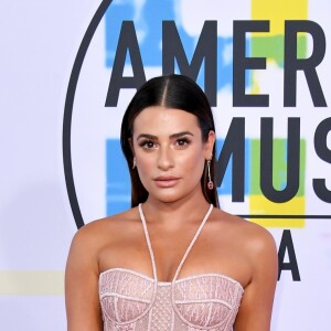 Lea Michele de J. Mendel, coleção primavera Spring 2018, na 45ª edição do American Music Awards 2017, realizado em Los Angeles, na Califórnia, em 19 de novembro de 2017