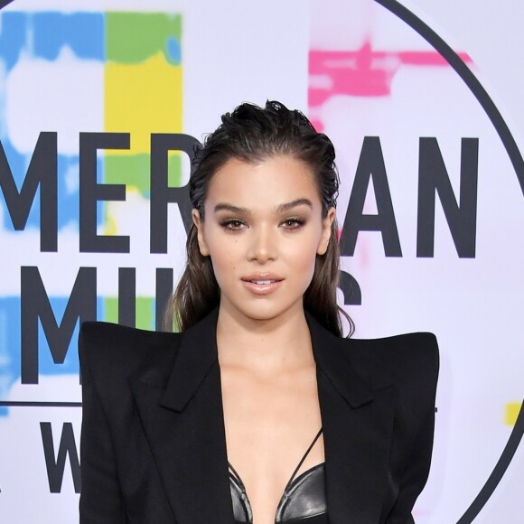 Hailee Steinfeld de Mugler, coleção outono 2017, na 45ª edição do American Music Awards 2017, realizado em Los Angeles, na Califórnia, em 19 de novembro de 2017