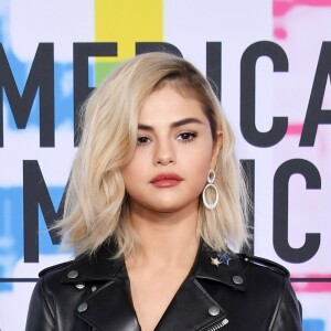 Selena Gomez vestiu Coach na 45ª edição do American Music Awards 2017, realizado em Los Angeles, na Califórnia, em 19 de novembro de 2017