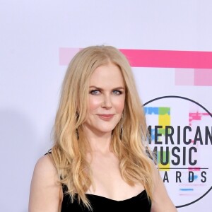 Nicole Kidman de Olivier Theyskens, coleção primavera 2018, na 45ª edição do American Music Awards 2017, realizado em Los Angeles, na Califórnia, em 19 de novembro de 2017