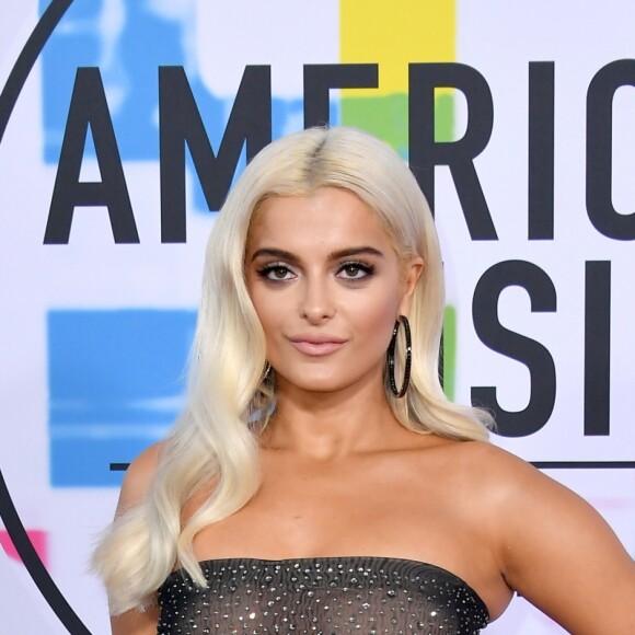 Bebe Rexha de August Getty Atelier na 45ª edição do American Music Awards 2017, realizado em Los Angeles, na Califórnia, em 19 de novembro de 2017