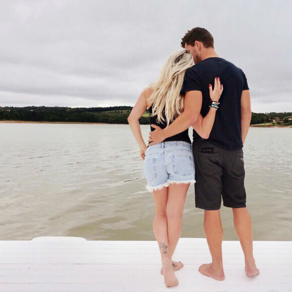 Karina Bacchi publicou a primeira foto com o namorado, Amaury Nunes, no domingo, de 19 de novembro de 2017