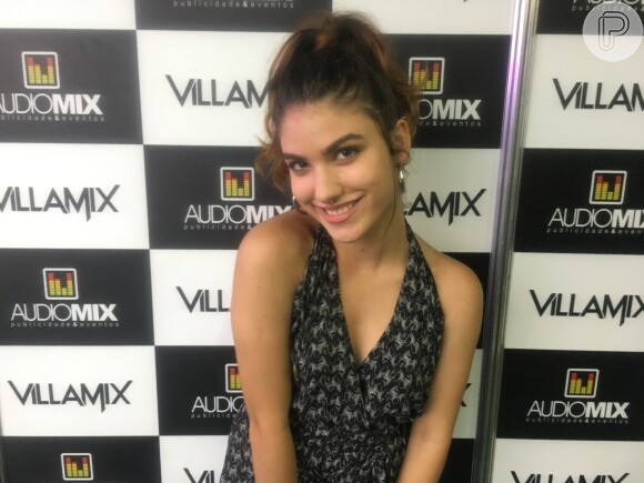 Giovanna Grigio esteve no Camarote AudioMix, no festival sertanejo Villa Mix, no Rio de Janeiro, no último domingo, 19 de novembro de 2017 