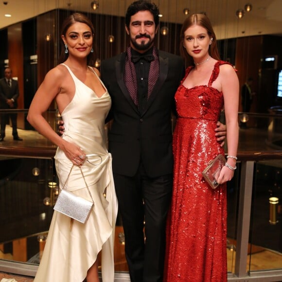 Juliana Paes e Marina Ruy Barbosa esbanjam glamour em foto com Renato Goés