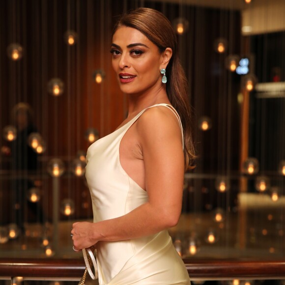 Juliana Paes deixou boa forma em evidência ao usar um look assimétrico para ir ao Emmy Internacional 2017