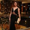Julianne Trevisol apostou em vestido decotado Maison Valentino para ir ao Emmy Internacional, em 20 de novembro de 2017