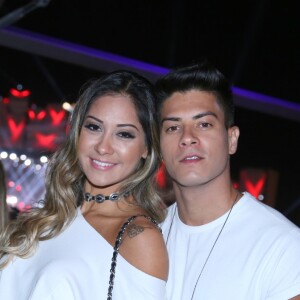 Arthur Aguiar assumiu namoro com Mayra Cardi em julho de 2017