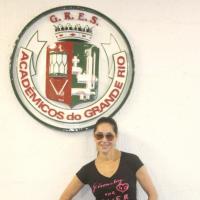 Christiane Torloni, toda de preto, visita barracão da escola de samba Grande Rio