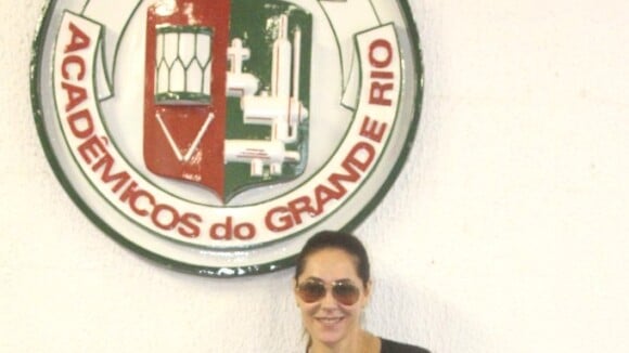 Christiane Torloni, toda de preto, visita barracão da escola de samba Grande Rio