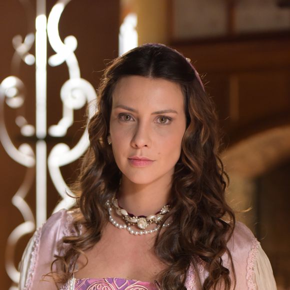 Carmona (Camila Rodrigues) não resiste e beija Tácitus (Alexandre Barilari), no capítulo de sexta-feira, 1º de dezembro de 2017, da novela 'Belaventura'