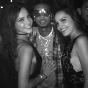 Emilly Araújo e a gêmea, Mayla Araújo, posaram com o rapper Tyga na França
