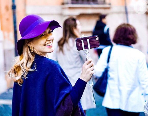 Karin Roepke foi clicada pelo marido durante um passeio na Espanha com pau de selfie: 'Certificado oficial de turista'