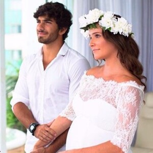 Deborah Secco postou uma foto do dia do casamento para relembrar a data especial para o casal