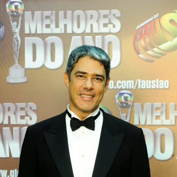 William Bonner mencionou a nova idade ao se despedir dos telespectadores: 'Cabelo branquinho, 54!'