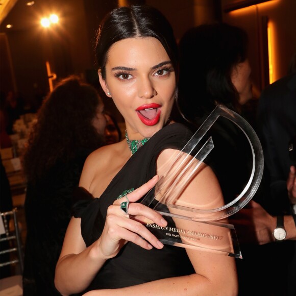 Kendall Jenner recebeu o prêmio de Ícone Fashion da Década no 2017 Daily Front Row Fashion Media Awards, realizado em Nova York, em setembro