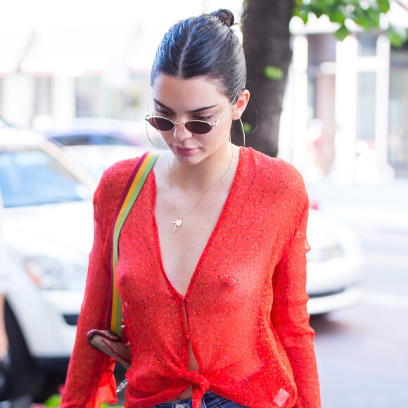 Kendall Jenner não vê problemas em ousar fora do tapete vermelho: a top exibiu uma blusa transparente e decotada da marca australiana Bec & Bridge nas ruas do bairro Chelsea, em Nova York, em 30 de julho de 2017
