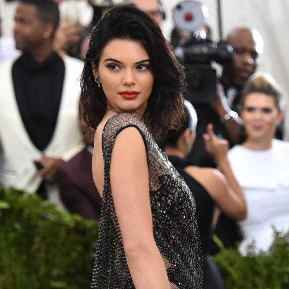 Ou o vestido fio-dental feito com apenas um pedaço de fio de nylon, aposta de Kendall Jenner para o MET Gala 2017