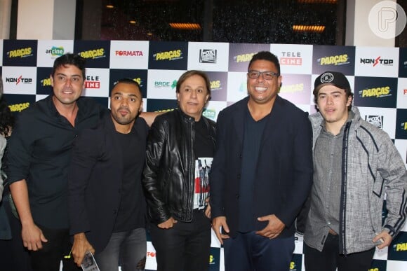 Ronaldo Lima posa com Tirulipa, Tom Cavalcante, Bruno de Luca e Whindersson Nunes em pré-estreia de filme