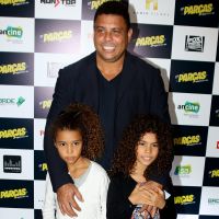 Noite em família! Ronaldo e Zezé Di Camargo levam filhas a pré-estreia. Fotos!