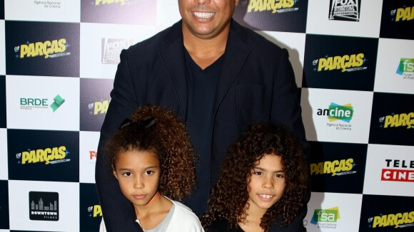 Noite em família! Ronaldo e Zezé Di Camargo levam filhas a pré-estreia. Fotos!